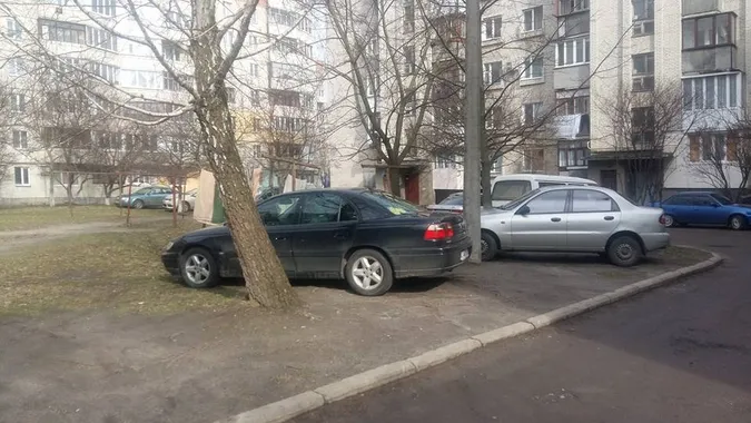 Авто купили, а паркуватись не навчились: у Луцьку ловили порушників (фото)