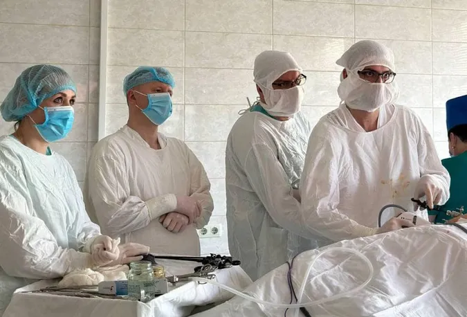 На Волині лікарі видалили пацієнту велику кісту нирки без жодного розрізу (фото)