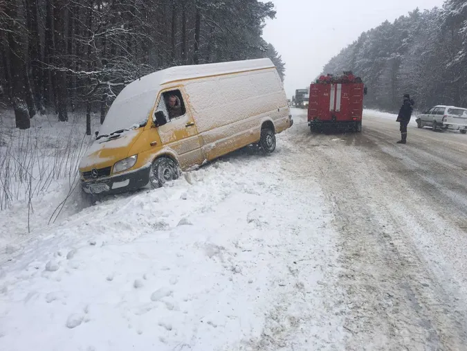 За добу рятувальники звільнили зі снігових кучугур 40 вантажівок (фото)