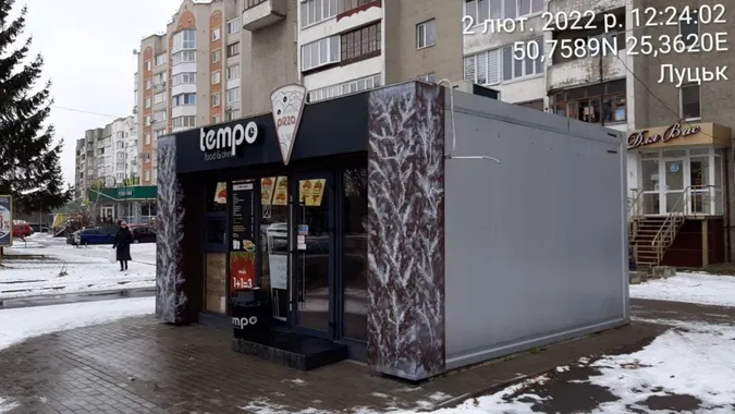 Білборди, кіоски та сходи: де в Луцьку демонтують тимчасові споруди (фото)
