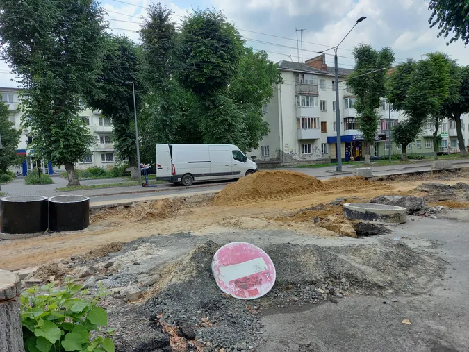 Знімають бруківку із тротуарів: що коїться на проспекті Волі у Луцьку (фото)