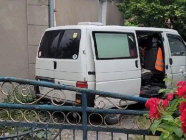 Водій був п'яний: у Луцьку бус зніс паркан та влетів у подвір’я (фото)