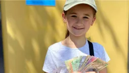 У Луцьку дівчинка продавала черешні, щоб допомогти армії (фото)