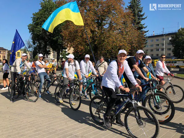 Луцьк святкує активно: на міські вулиці виїхали велосипедисти у вишиванках (ФОТО)