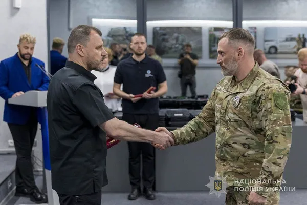 Поліцейських із Волині, які воюють на передовій, відзначили високими нагородами (фото)
