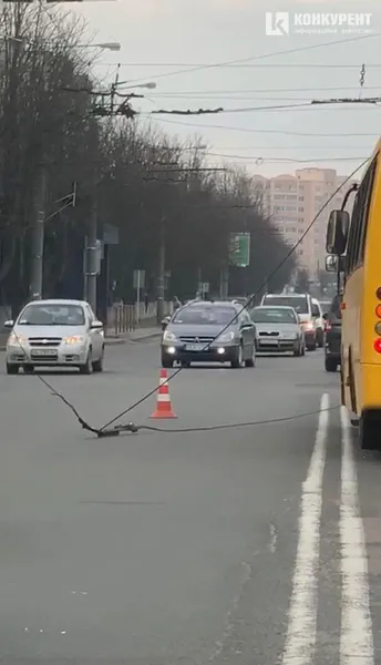 У Луцьку тролейбусна лінія обірвалася на маршрутку з людьми (фото, відео)