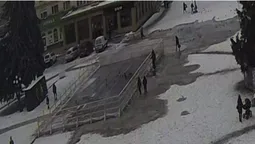Пробув два дні: новий каток у Володимирі розтікся (фото)