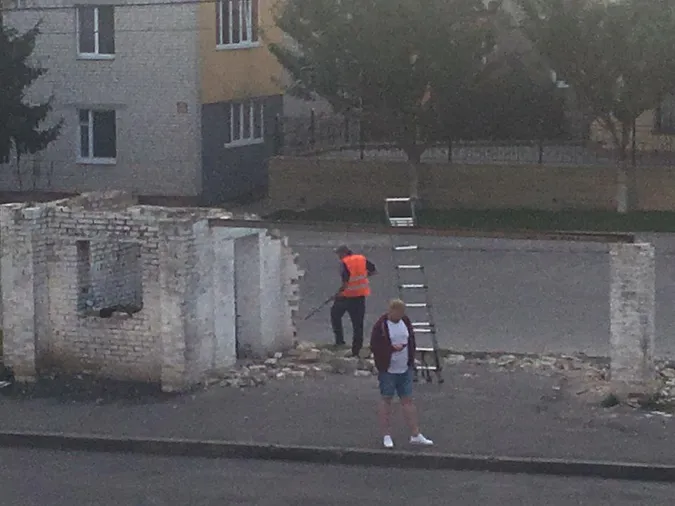 У Луцьку розібрали «діряву» зупинку на Теремнівській (фото)