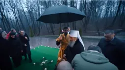 Палкою по чолу: Онуфрій благословив вірян посохом (відео)
