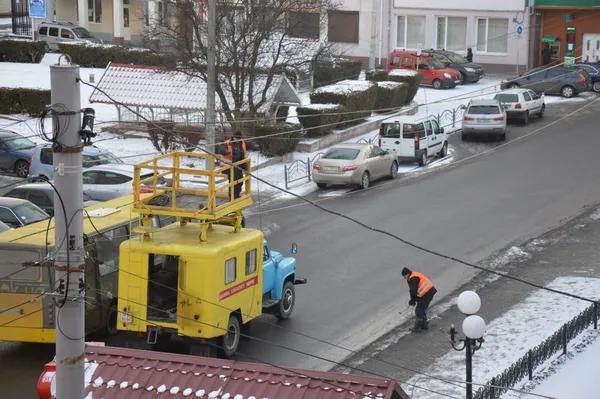 Працівники ЛПЕ виконують ремонтні роботи