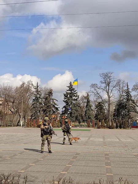 У Скадовськ зайшли військові РФ й винесли з міськради усі комп'ютери (фото)