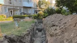 У Луцьку спочатку ремонтують двори, а потім знов розривають нову бруківку (відео)