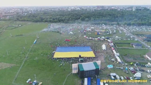 На Бандерштаті у Луцьку розгорнули найбільший прапор України (фото, відео)