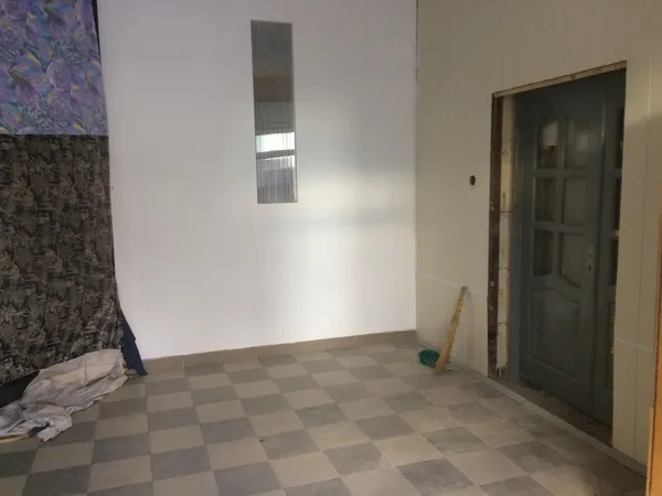 Саме в тому місці, де розміщені  двері, молодики проламали стіну