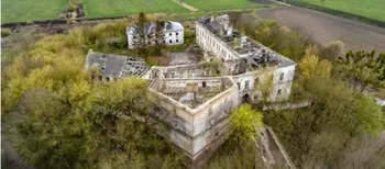 Відомий замок у Клевані заростає лісом, а у дворі смажать шашлики на стародавніх балках (фото)