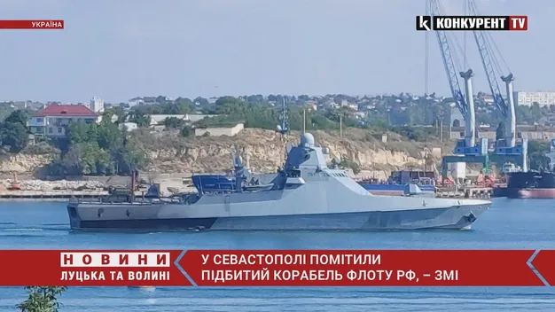 У Севастопольську бухту зайшов обсмалений російський військовий корабель (фото, відео)