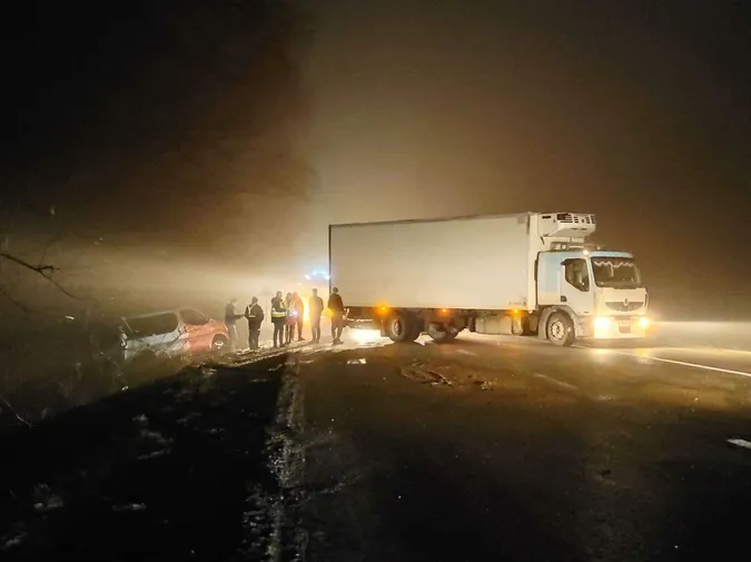 На Волині сталася ДТП за участі буса та вантажівки (фото)