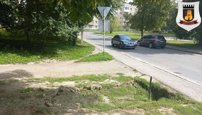 У Луцьку на газоні провалилася земля (фото)