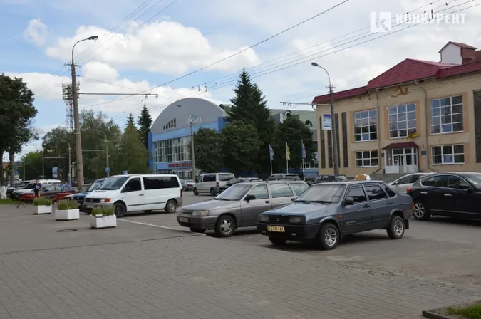 Біля басейну облаштують парковку