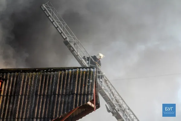 Повідомили деталі пожежі на швейній фабриці у Володимирі (фото)