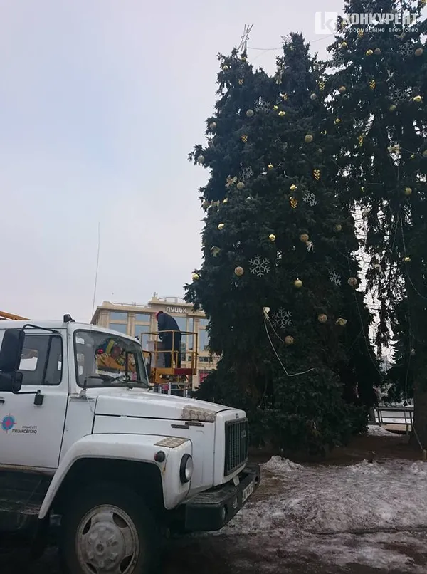 Свято закінчилося: із луцьких ялинок знімають прикраси (фото)