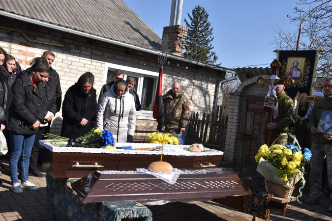 На колінах і зі сльозами: на Волині попрощались з Героєм Василем Філончуком (фото)
