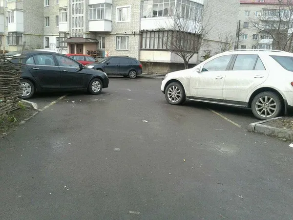У Луцьку два «автоандони» загородили проїзд сміттєвозу (фото)