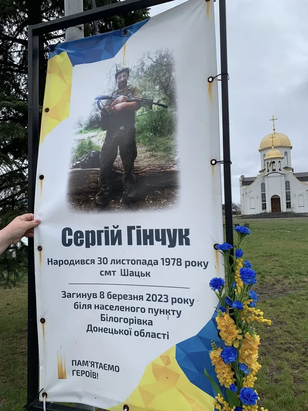 На Волині шквальний вітер понівечив портрети, розкидав лампадки та квіти на Алеї Героїв (фото)