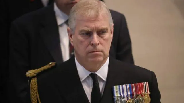 Єлизавета II позбавила свого сина всіх титулів