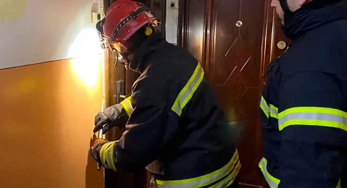 У Луцьку рятувальникам довелося ламати двері, аби допомогти 87-річній жінці (фото)