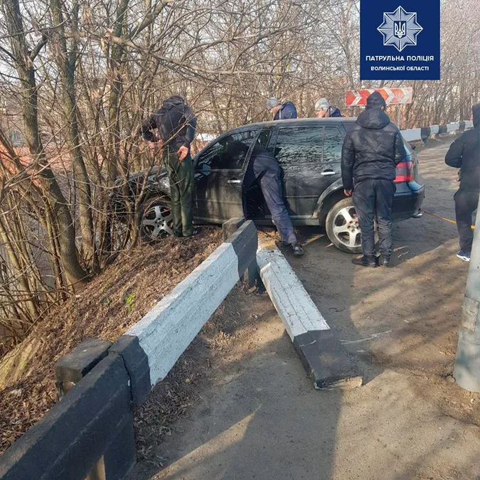 Збиті рекламний щит і бетонна огорожа: у Луцьку – кілька ДТП (фото)