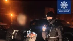 У Луцьку чоловіки перейшли дорогу не там, де треба, а в них ще й виявили наркотики