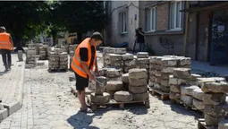 Як на вулиці Пушкіна в Луцьку повертають "трилінку" (фото)