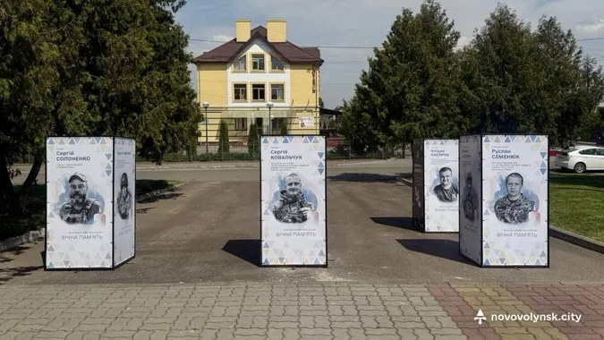У Нововолинську на Алеї Слави встановили 13 нових портретів загиблим Героям (фото)