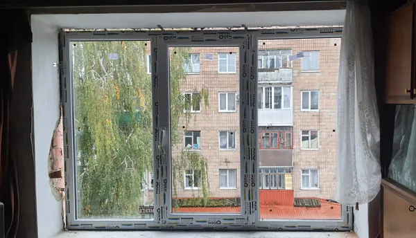 У Луцьку почали замінювати вікна у будинках, що постраждали від атаки рф (відео)