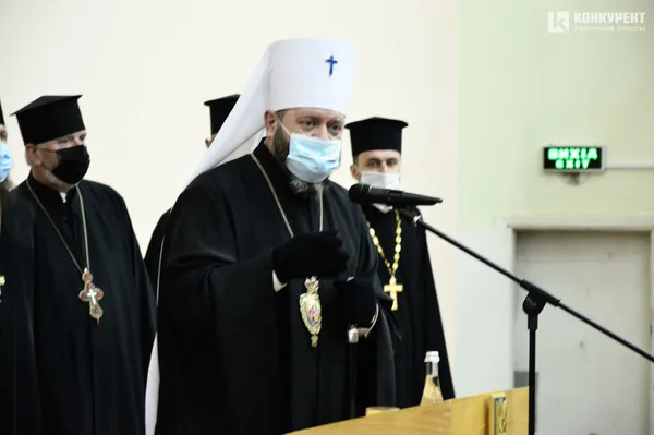 Море квітів та подяка Савчуку: як Ірина Вахович очолила Луцький НТУ (фоторепортаж)