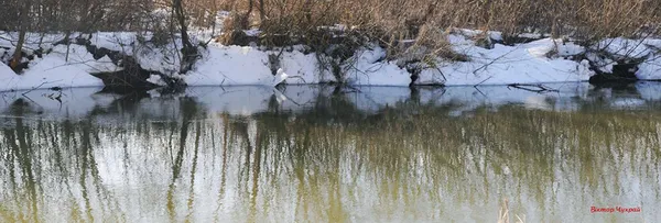 Луцький фотограф знайшов весну на зимовій річці (фото)