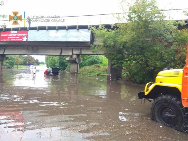 Луцькі рятувальники закликають водіїв утриматися від поїздок містом (фото)