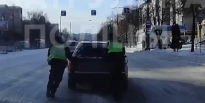 У Луцьку посеред дороги «заглохла» Audi – до узбіччя її доштовхали копи (відео)