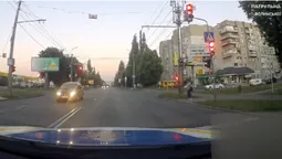 У Луцьку легковик пронісся на «червоний» назустріч патрульним (відео)
