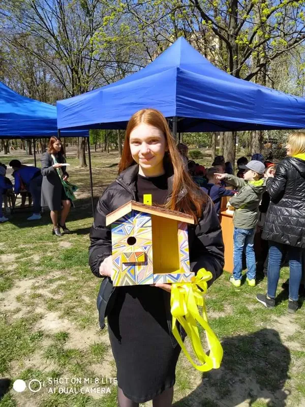 Кожній пташині по арт- хатині: у Луцьку розвісили нові шпаківні (фото)