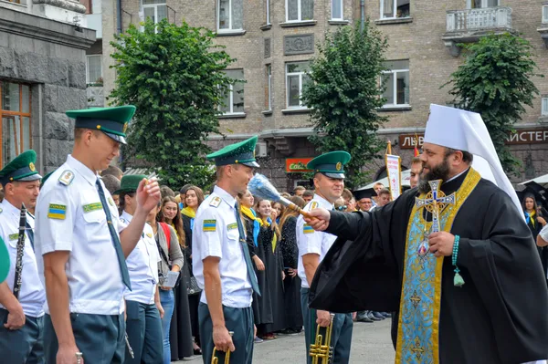 А потім покропив усіх свяченою прохолодною водою.
