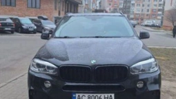 У Луцьку «автохам» на BMW припаркувався на тротуарі (фото)