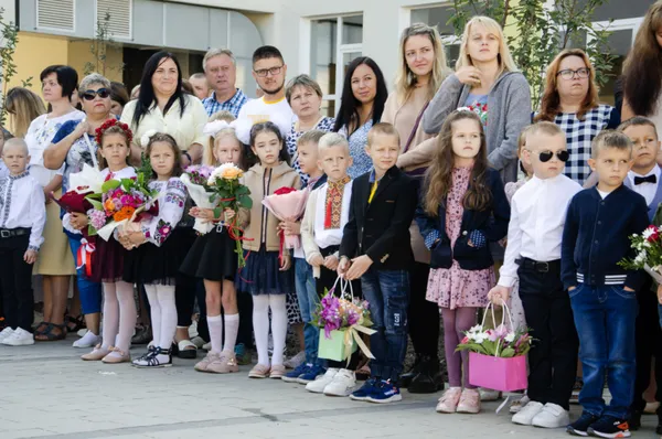 У Нововолинську відбулися урочисті лінійки для першачків і випускників (фото)