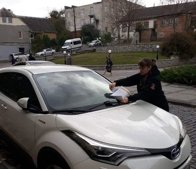 Луцькі муніципали нагадують про штрафи за паркування в неналежному місці