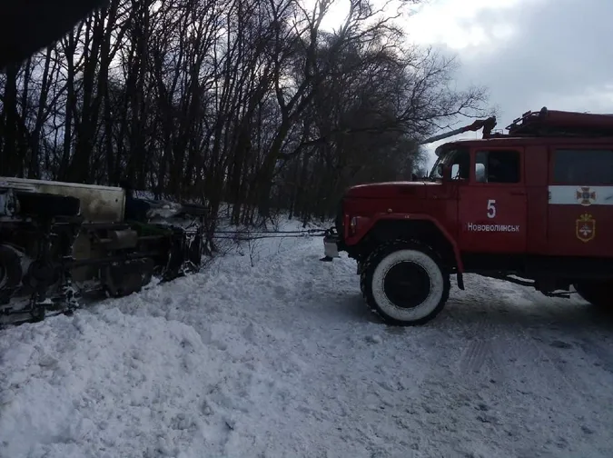 На Волині злетів у кювет і перекинувся автомобіль-рефрижератор (фото)