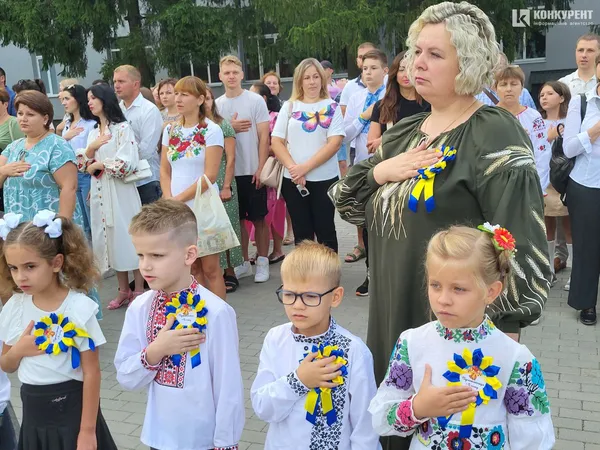1 вересня у луцькому ліцеї №10: лінійка для першачків та випускників (фото)