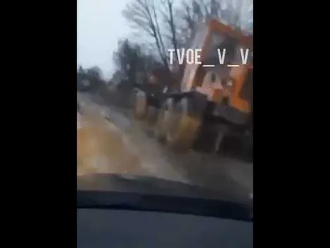 На Волині під час грейдерування дороги застряг грейдер (відео)