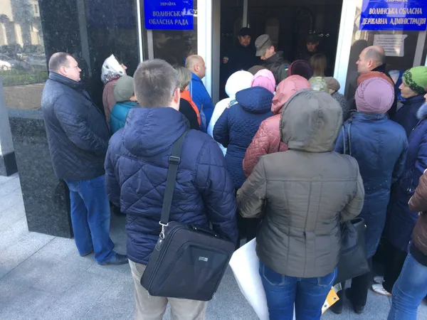 Під Волинською ОДА – десятки людей з плакатами (фото)