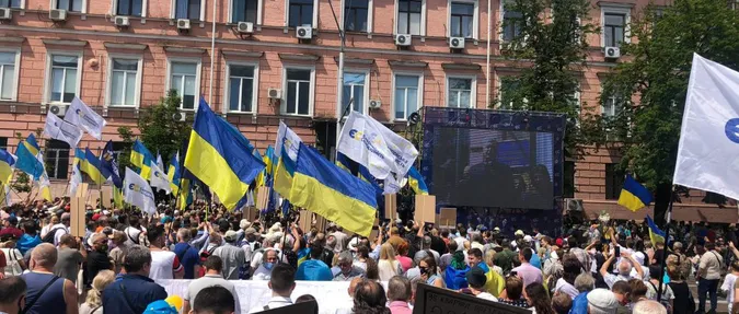 Включаючи волинян: на підтримку Порошенка під Печерський суд вийшли 10 тисяч українців